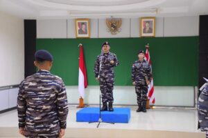 Danlanal Terampa saat pimpinan upacara kenaikan pangkat anggota TNI AL Tarampa.