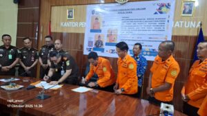 Kajari Natuna Surayadi Sembiring, SH., MH saat melaksanakan penandatanganan MoU bersama Kepala Kantor Pencarian dan Pertolongan Natuna Abdul Rahman SE