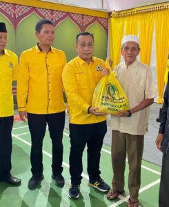 KETUA DPD Partai Golkar Kabupaten Kepulauan Anambas Indra Syaputra saat serahkan Sembako secara simbolis dan Wakil Bupati Anambas Raja Bayu Febri Gunadian sebagai kades Golkar