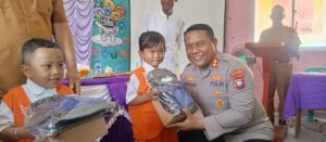 Kapolres Kepulauan Anambas AKBP I Gusti Ngurah Agung Budianaloka, S.I.K., M.H juga iktu menyerahkan seragam ke murid