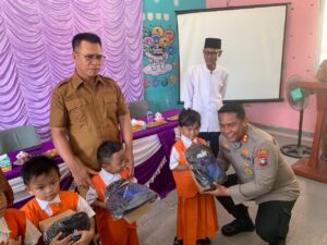 Bupati Aneng bersama Kapolres Anambas saat serahkan bantuan seragam ke siswa Paud dan TK