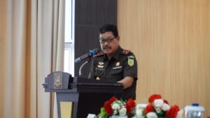 Kepala Kejaksaan Tinggi Kepulauan Riau J. Devy Sudarso saat menyampaikan sambutannya pada kegiatan kunjungan Sekretaris Jaksa Agung Muda Tindak Pidana Umum Kejaksaan Agung RI Dr. Undang Magopal, S.H., M. Hum dalam rangka Supervisi Penanganan dan Penyelesaian Perkara Tindak Pidana Umum di lingkungan Kejati Kepri