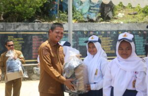 Wakil bupati Anambas Raja Bayu serahkan Bantuan Seragam gratis dari Pemkab Anambas