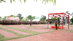 Kepala Kejaksaan Tinggi Kepulauan Riau J. Devy Sudarso, saat menjadi Inspektur Upacara Peringatan Hari Sumpah Pemuda Ke-97 Tahun 2025 di lapangan Kantor Kejaksaan Tinggi Kepulauan Riau