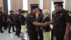 Kepala Kejaksaan Tinggi Kepulauan Riau J. Devy Sudarso saat memberikan ucapan selamat kepada para pejabat yang baru di lantikan dan diambil Sumpah Jabatan