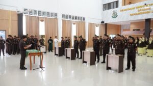 Kepala Kejaksaan Tinggi Kepulauan Riau J. Devy Sudarso saat memimpin upacara Pelantikan, Pengambilan Sumpah Jabatan dan Serah Terima Jabatan Pejabat Struktural Eselon III di lingkungan Kejaksaan Tinggi Kepulauan Riau berlangsung di Aula Sasana Baharudin Lopa Kejati Kepri