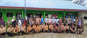 Bupati Anambas Aneng foto bersama usai penyerahan bantuan seragam dan peralatan sekolah di MTS Al Ma'arif Kecamatan Jemaja 2 hari lalu.
