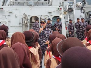 Komandan KRI TOM-357 Kolonel Laut (P) Dedi G.W saat memberikan Pembinaan dan Pelatihan Dasar (Latsar) kepada para peserta Saka Bahari yang digelar di KRI TOM-357.