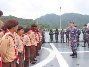 Komandan Pangkalan TNI AL (Lanal) Ranai, Kolonel Laut (P) Ady Dharmawan, S.IP., P.S.C., saat memberikan Pembinaan dan Pelatihan Dasar (Latsar) kepada para peserta Saka Bahari yang digelar di KRI TOM-357.