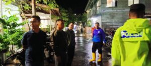Bupati Anambas Aneng saat meninjau beberapa rumah warga Sabtu Malam air Laut pasang tinggi
