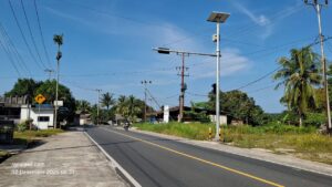 Salah satu titik rambu-rambu lalu lintas berupa lampu peringatan (traffic warning light) yang di pasang di Jln Adam Malik Kelurahan Bandarsyah setelah Kantor redaksi ranaipos.com setelah titik rawan kecelakaan 
