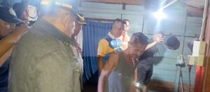 Bupati dan rombongan meninjau rumah Warga terendam air laut dan melihat kondisi ibu Lansia