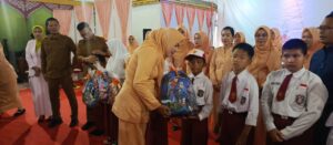 Ketua DWP saat berikan bantuan kepada pelajar