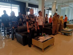 Kepala Bandara Letung, Denny Armanto Pojok kirim baju batik saat mulai kegiatan