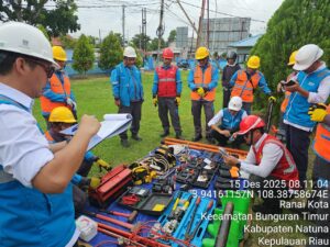 Menejer ULP PLN Natuna Rafki Candra saat mengecek sapras persiapan siaga nataru