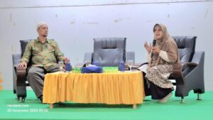 Ketua LP3H Halal Center STAI Natuna, Said Muhammad Rahimin, MM bersama Hasnidawati dari DPMPTSP Natuna saat menjadi narasumber pelatihan pendamping Halal 