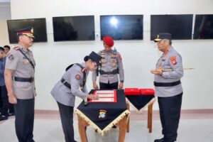Serah terima jabatan Kabidhumas Polda Kepri dari Kombes. Pol. Zahwani Pandra Arsyad, S.H., M.Si., kepada Kombes. Pol. Dr. Nona Pricillia Ohei, S.I.K., S.H., M.H.