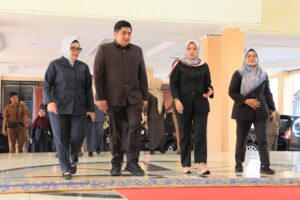 Bupati Bintan Roby Kurniawan yang di dampingi wakil Bupati Bintan Deby Maryanti Dalam