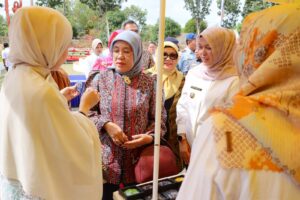 Wakil Bupati Bintan Deby Maryanti saat mendampingi Direktur Jenderal Industri Kecil, Menengah dan Aneka (IKMA) Kementerian Perindustrian RI, Ir. Reni Yanita, M.Si, dalam peresmian Gedung Sentra Fashion Sri Kuala Lobam