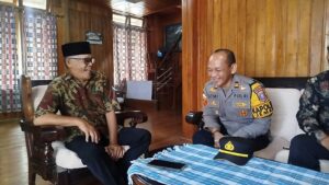 Kapolsek Iptu Sutomo saat berkunjung kediaman Ketua LAM Jemaja