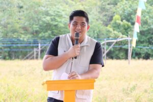 Bupati Bintan Roby Kurniawan, didampingi Sekretaris Daerah Kabupaten Bintan Ronny Kartika, melaksanakan panen perdana padi gogo bersama Kelompok Tani Maju Jaya di Kampung Sei Jeram, Desa Lancang Kuning, Kecamatan Bintan Utara