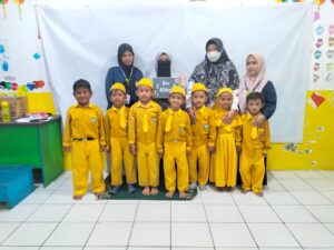 Foto bersama penyerahan APE Box Alfabet