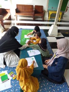 Peserta didik mebuat kolase daun ubi