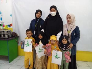 Pemberian hadiah kepada peserta didik dalam membuat kolase daun ubi