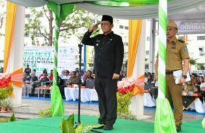 Keterangan foto : Gubernur Kepulauan Riau, Ansar Ahmad, bertindak sebagai inspektur Apel Peringatan Bulan Keselamatan dan Kesehatan Kerja (K3) Nasional ke-56 Tahun 2026 di Lapangan Community Center, kawasan BIP Muka Kuning, Batam, Kamis (5/2/2026).