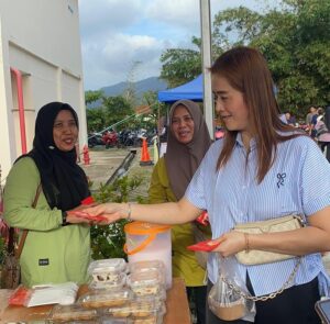 Ny. Sinta Aneng saat berbelanja Takjil di salah satu stan Bazar