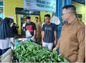 Bupati Anambas Aneng di dampingi Wakil Bupati Anambas Raja Bayu, serta Ketua TP PKK Anambas sedang Meninjau Lokasi Pangan Murah di Desa Tarempa Barat