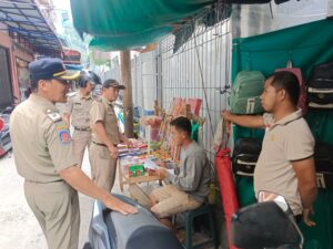 Foto : Giat Anggota satpol PP dalam penertiban pedagang dan beri himbauan 