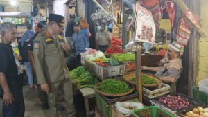 Foto Giat Kasatpol PP dalam penertiban pedagang pasar Inpres