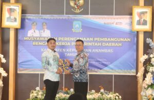 Bupati Anambas Aneng saat menyerahkan berita acara kesepakatan hasil Musrenbang kepada Ketua DPRD Anambas 