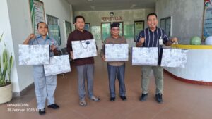 Bank Syariah Indonesia (BSI) Cabang Natuna saat menyalurkan wakaf berupa Al-Qur’an dan seperangkat alat shalat untuk mendukung kegiatan Safari Ramadan mahasiswa Sekolah Tinggi Agama Islam Natuna (STAI Natuna) yang di terima langsung oleh oleh Ketua STAI Natuna, Dr. H. Umar Natuna, S.Ag., M.Pd.I.