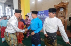 Usai acara seluruh ASN dan tamu undangan ucapkan selamat kepada Aneng dan Raja bayu dengan salam salaman di awali oleh sekretaris Daerah Sahtiar 
