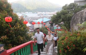 Romantis Aneng dan Istri saat Naiki tangga Wiharta Gunung Dewa Siantan di sambut senyuman anak-anak