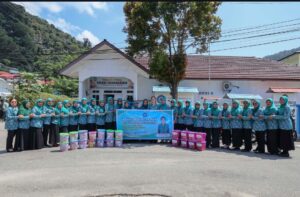 Foto Bersama Katua Dekranasda Anambas Ny. Shinta bersama Pengurus sebelum salurkan Baksos 