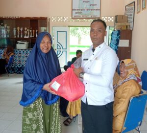 Warga Kuala Maras menerima bansos dari Baznas Anambas