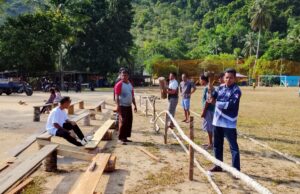 Kades Kuala Maras Hendrika saat Goro di lapangan sepakbola bersama Panitia dan masyarakat dalam mempersiapkan kegiatan