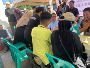 Bupati Aneng dan Raja Bayu saat lakukan cek kesehatan gratis di Jemaja 