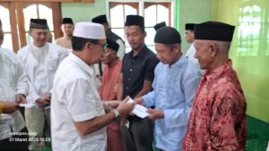 Wakil Bupati Natuna Jarmin SE saat menyerahkan zakat