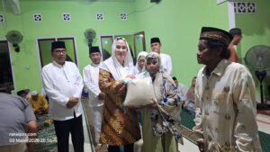 Bupati Natuna Cen Sui Lan saat menyerahkan bantuan sembako kepada penerima manfaat secara simbolis 