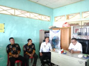 Kades Sunggak saat menerima kunjungan Camat Jemaja Barat di kantornya