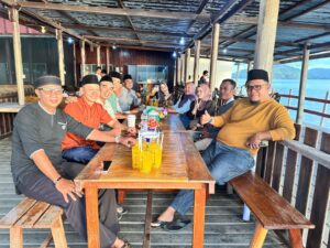 Berbincang-bincang mengenang masa masa sekolah sebelum waktu buka puasa 