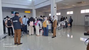 Bupati Natuna Cen Sui Lan saat memantau arus mudik lebaran di bandara RSA Natuna 