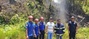 Sekretaris Disdamkarmat Anambas, Matari Hasibuan, bersama personil di lokasi kebakaran 