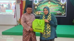 Ketua STAI Natuna Dr. H. Umar Natuna, S.Ag., M.Pd.I saat menyerahkan cendramata kepada Pengarah Institut Persuratan Alam Melayu, Dr. Maskiah binti Masron,