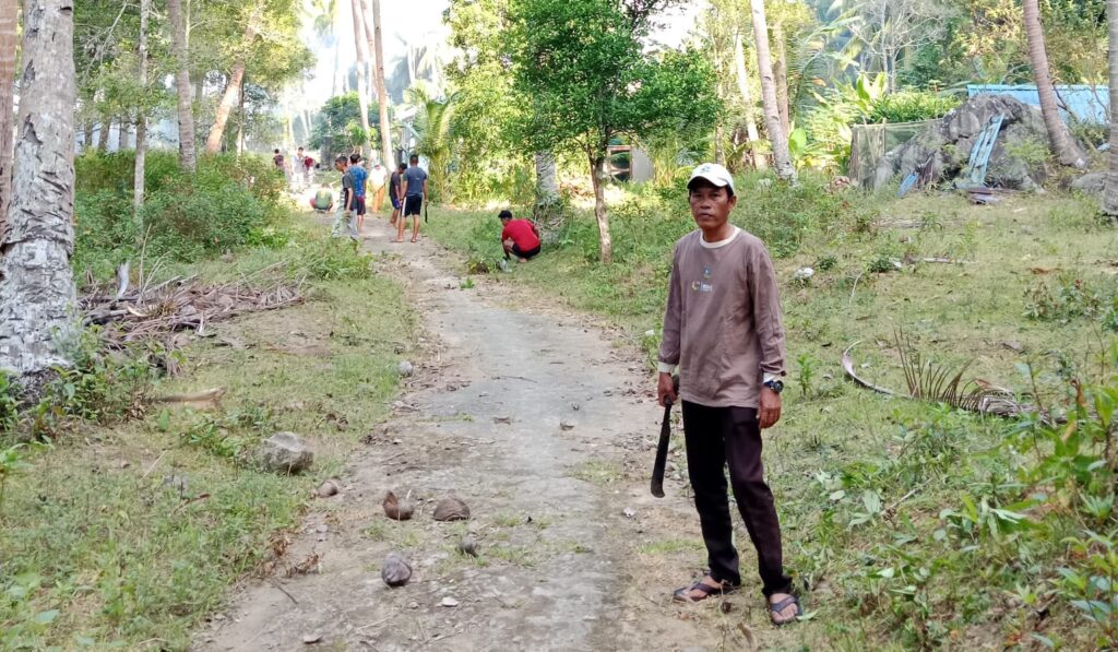 Kepala Desa Sunggak Nurizal Damri saat dilokasi gotong royong bersama warga 