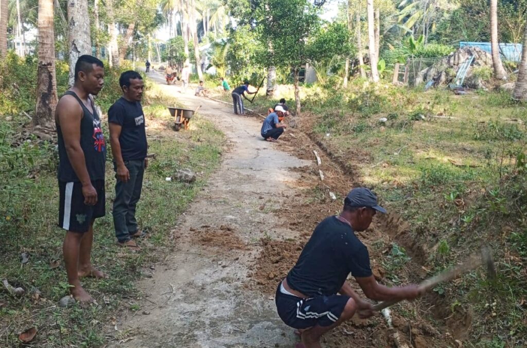 Warga Sunggak saat pemasangan pipanisasi digunakan untuk aliran air kerumah Warga 